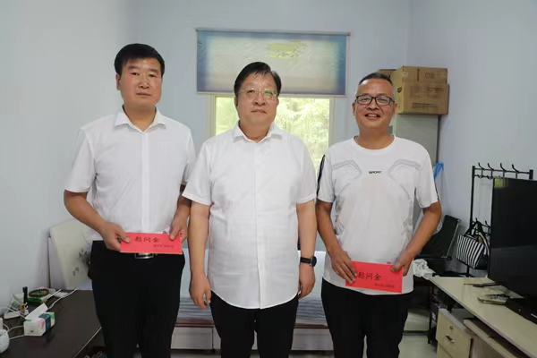 2——7月16日，公司党委书记、董事长白永明看望慰问彬长集团驻村工作队员.jpg