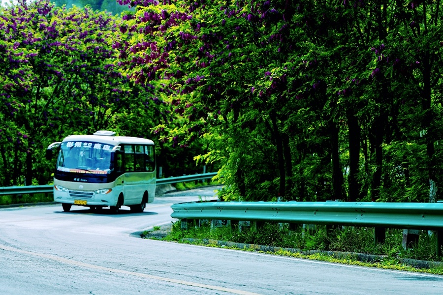 行驶在盘山路上的客车