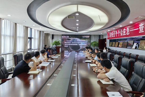 3.观看安全警示教育片_副本.jpg