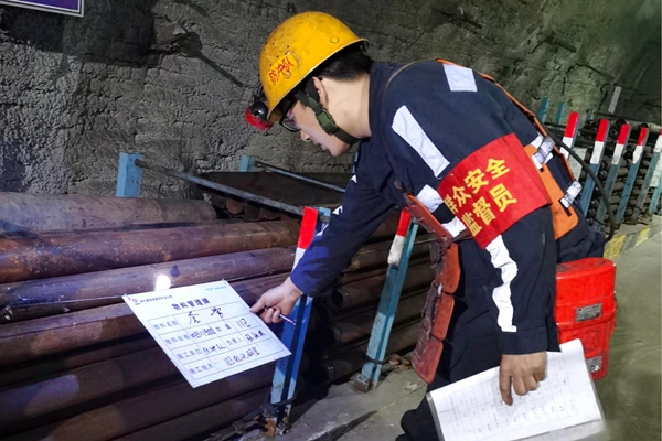 1.群安员上岗查隐患_副本.jpg