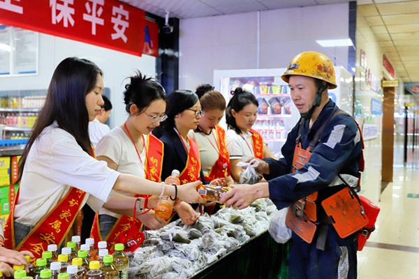 3.女工协管进区队_副本.jpg